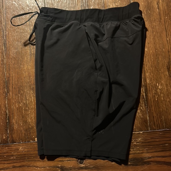 Lululemon T.H.E. Shorts black lined men’s size medium - Picture 2 of 4